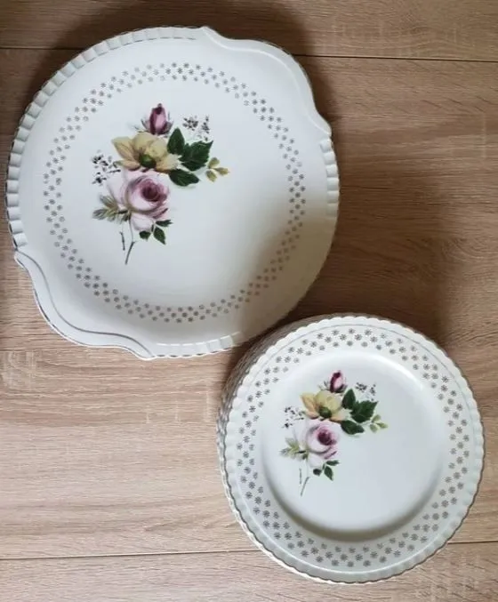 Lot 12 assiettes à dessert et 1 plat Digoin