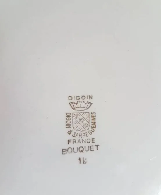 Lot 12 assiettes à dessert et 1 plat Digoin
